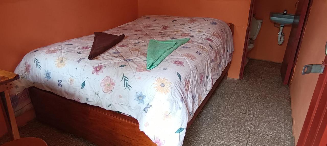 Hospedaje Santo Domingo Panajachel Exteriör bild