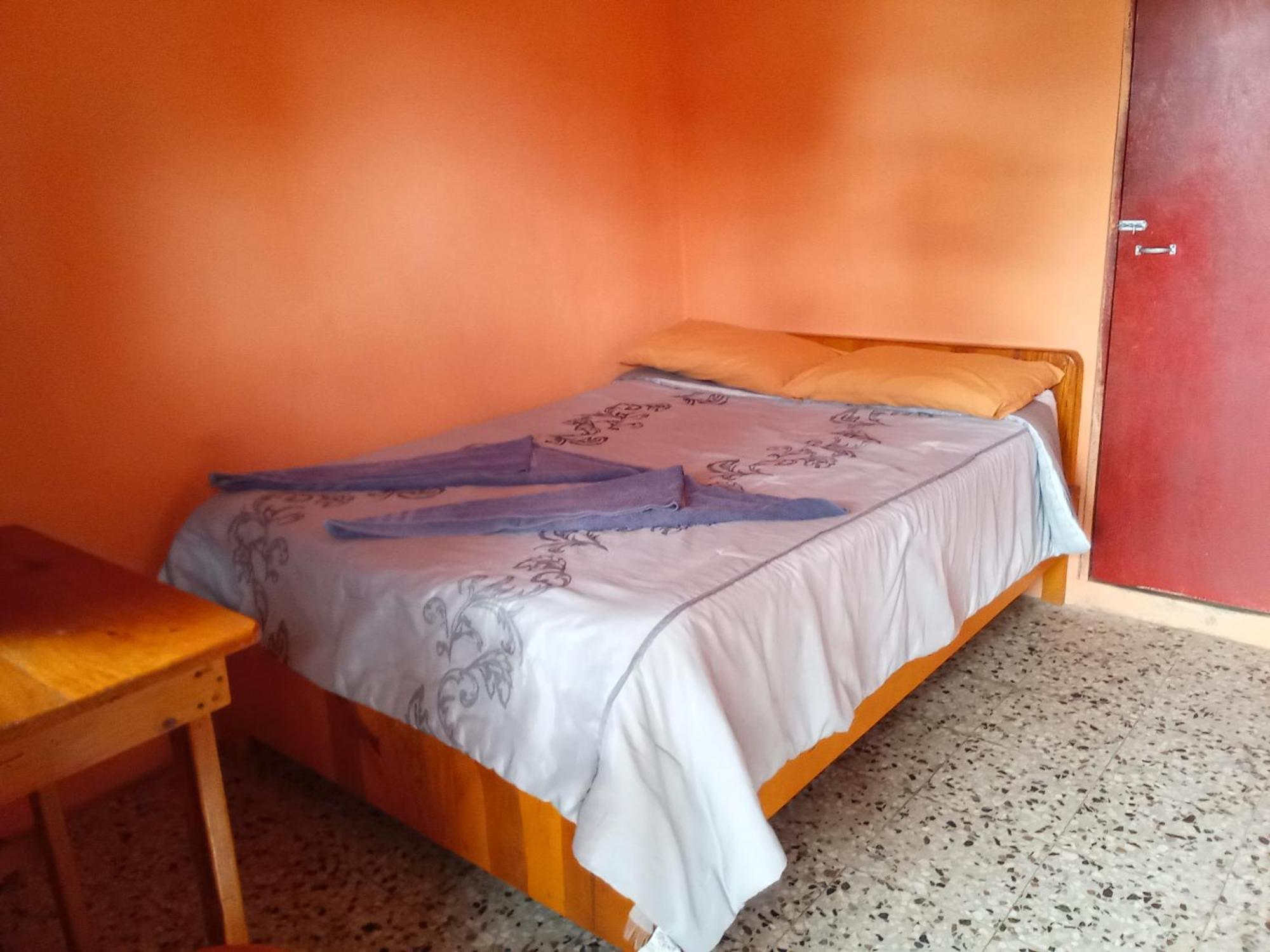 Hospedaje Santo Domingo Panajachel Exteriör bild