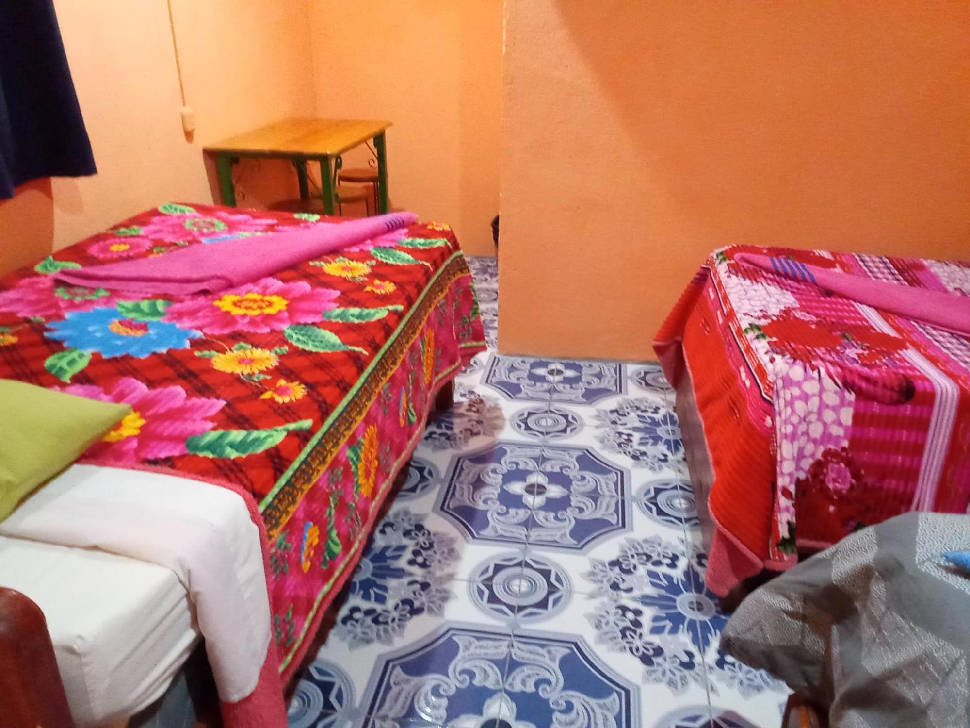 Hospedaje Santo Domingo Panajachel Exteriör bild