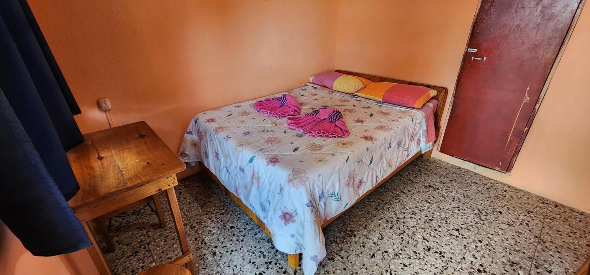 Hospedaje Santo Domingo Panajachel Exteriör bild