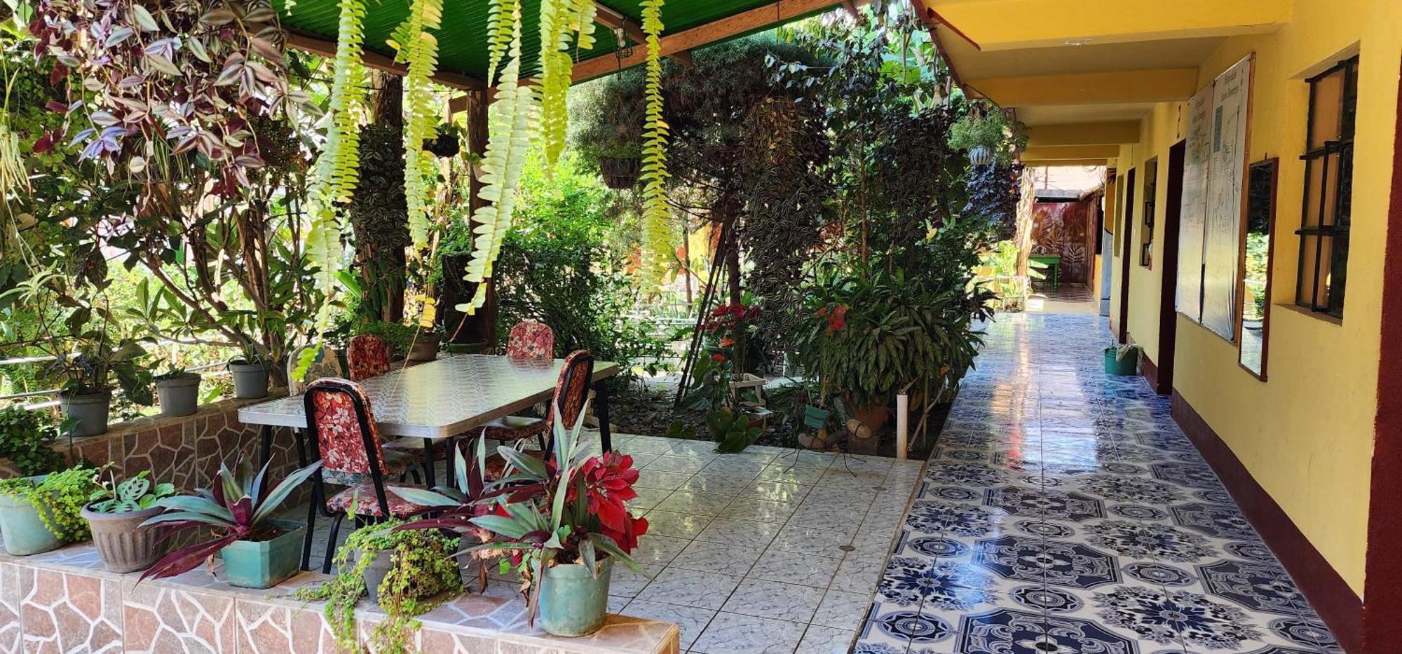 Hospedaje Santo Domingo Panajachel Exteriör bild