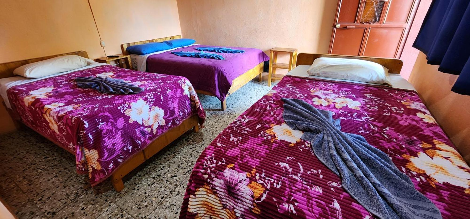 Hospedaje Santo Domingo Panajachel Exteriör bild