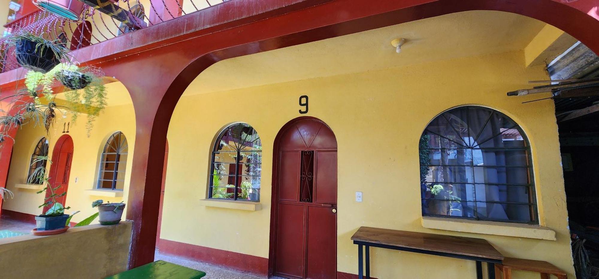 Hospedaje Santo Domingo Panajachel Exteriör bild