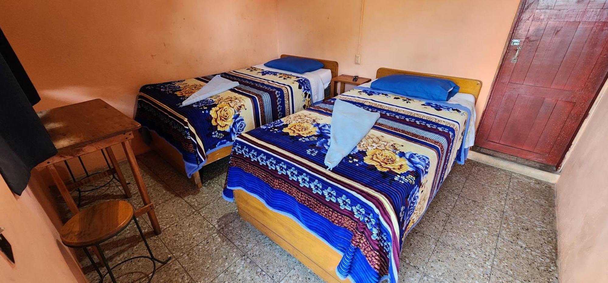 Hospedaje Santo Domingo Panajachel Exteriör bild